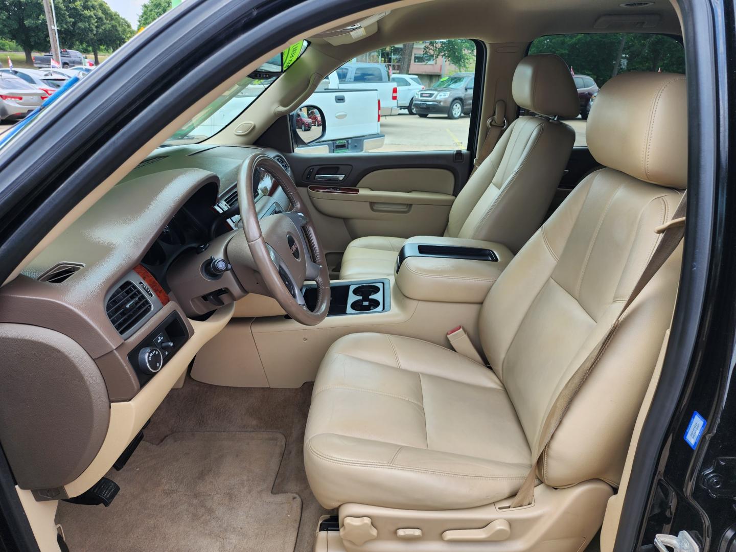 2012 BLACK /BEIGE LEATHER GMC Yukon SLT (1GKS1CE04CR) with an V8 engine, AUTO transmission, located at 2660 S.Garland Avenue, Garland, TX, 75041, (469) 298-3118, 32.885551, -96.655602 - Welcome to DallasAutos4Less, one of the Premier BUY HERE PAY HERE Dealers in the North Dallas Area. We specialize in financing to people with NO CREDIT or BAD CREDIT. We need proof of income, proof of residence, and a ID. Come buy your new car from us today!! This is a Super nice 2012 GMC YUKON S - Photo#11